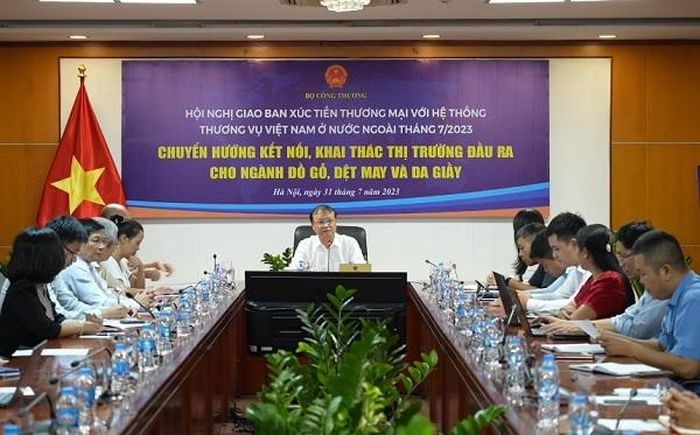 GỠ KHÓ, TÌM ĐẦU RA CHO NGÀNH DỆT MAY, DA GIÀY, ĐỒ GỖ